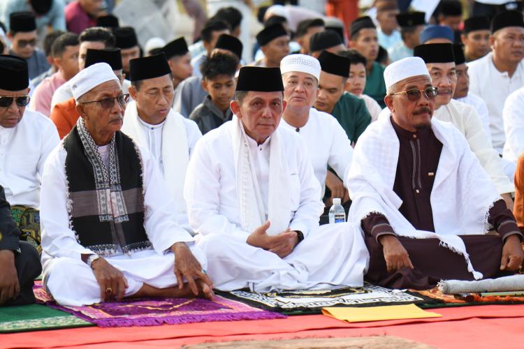 Gubernur Ansar Ahmad Menjadi Khatib Shalat Idul Fitri di Daik, Lingga
