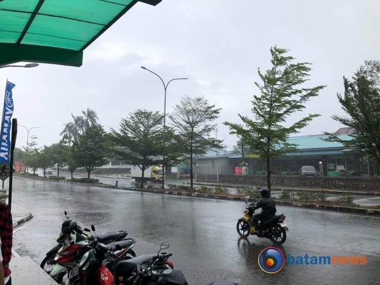 Prakiraan Cuaca BMKG, Selasa 16 April 2024: Waspada Hujan Petir dan Angin Kencang di Batam