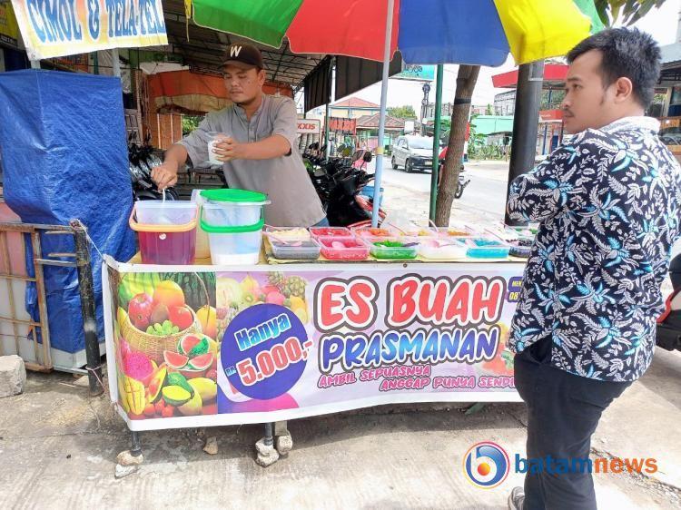 Kreativitas dan Semangat Pak Rozi, Pengusaha Es Buah Prasmanan di Tengah Kota Batam