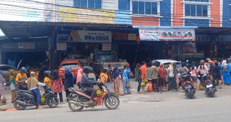 Warga Karimun Rela Berpanas-panasan Demi Gas LPG 3 Kg