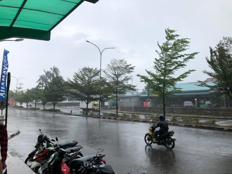 Waspada! Hujan Ringan disertai Angin Kencang di Batam Hari ini