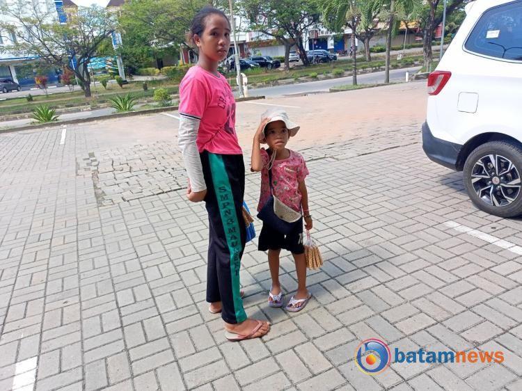 Semangat Maria dan Adiknya, Berjualan Kacang di Batam Center untuk Mengais Rezeki