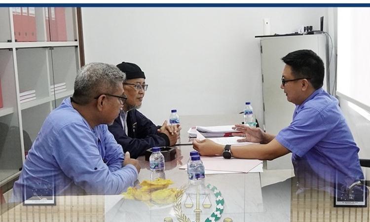 Tim Jaksa Terima Penyerahan Tersangka dan Barang Bukti Kasus Korupsi Belanja Hibah Natuna