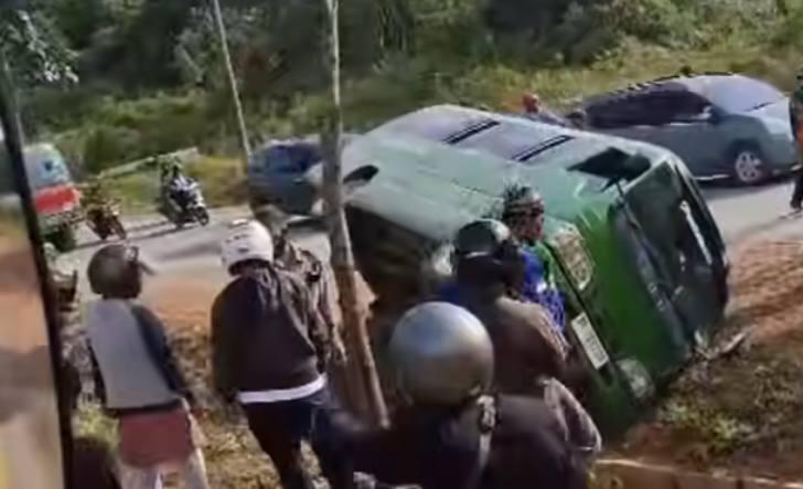 Mobil Elf Terguling di Jalan Raya Nongsa Kota Batam