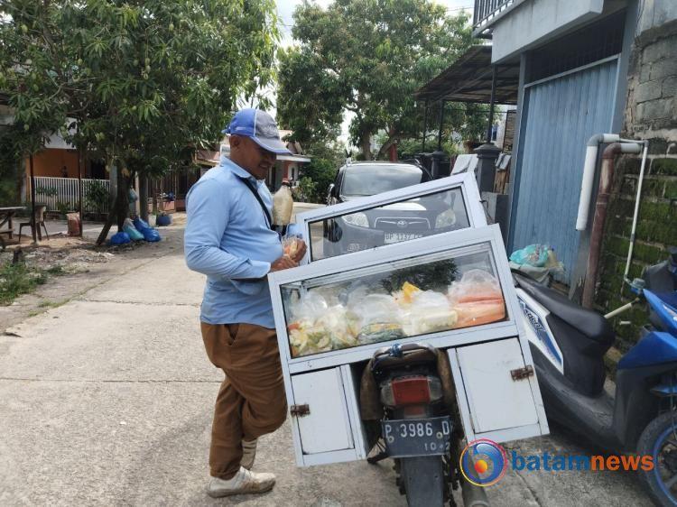 Jual Rujak Keliling, Sugiarto Raup Omzet Ratusan Ribu Per Hari