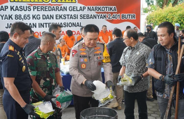 Polda Riau Musnahkan 88 Kilogram Sabu dan Ribuan Butir Ekstasi dari Jaringan Internasional