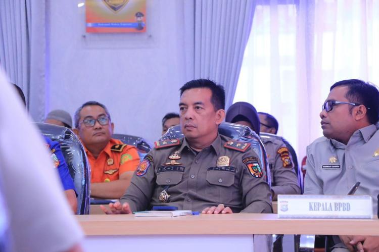 Satpol PP Pekanbaru Siap Tumbangkan Tiang Reklame Ilegal