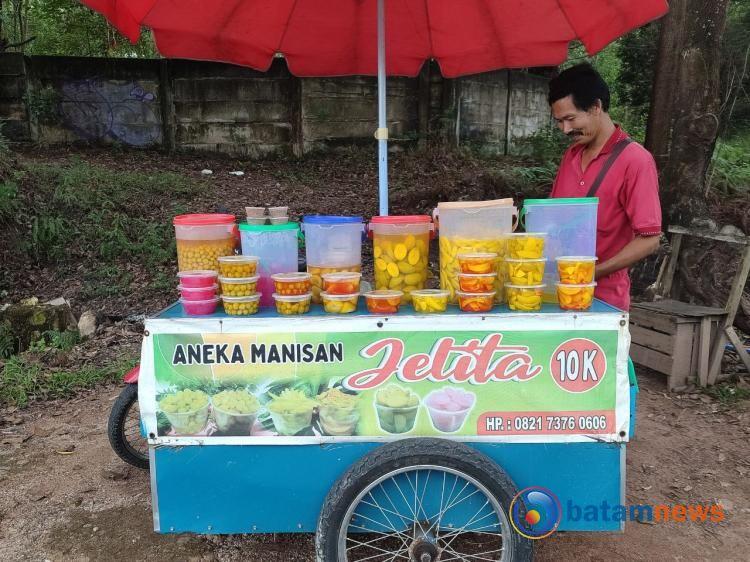Hadi Raup Omzet Capai Rp500 Ribu Per Hari dengan Berjualan Manisan Buah di Batam