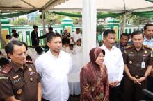 Ketua DPRD Batam Hadiri Penyerahan Akta Lahir dan Kartu Identitas Anak
