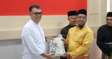 Bupati Wan Siswandi Serahkan Bahan Pakaian LAM Kabupaten Natuna
