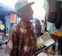 Usia Tak Jadi Penghalang, Kakek Rahman Semangat Keliling Mengais Rezeki Menjual Minyak Lintah Papua