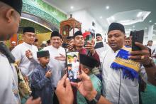 Kemeriahan Salat Idul Fitri di Masjid Raya Annur, Pj Gubernur Riau Berbaur Bersama Ribuan Umat