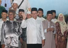 Moment Mantan Bupati Lingga Alias Wello Mendampingi Gubernur Kepri Ansar Ahmad Saat Melepas Pawai Takbir 