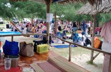 Liburan Lebaran Seru di Pantai Trikora, Ribuan Pengunjung Padati Pasir Putih!