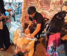 Cerita Perjuangan Yoga, Pemuda Palembang Penjual Kerupuk Keliling di Batam