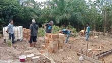 Komandan Kodim 0315/TPI Ikut Turun Tangan Bantu Pembangunan Rumah Ayah dan Anak yang Tinggal di Hutan