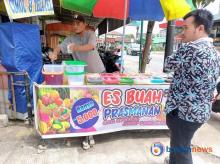 Kreativitas dan Semangat Pak Rozi, Pengusaha Es Buah Prasmanan di Tengah Kota Batam