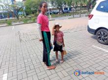 Semangat Maria dan Adiknya, Berjualan Kacang di Batam Center untuk Mengais Rezeki