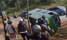 Mobil Elf Terguling di Jalan Raya Nongsa Kota Batam