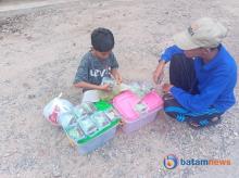 Luki, Pelajar SD Sang Penjual Kue Lupis yang Gigih di Batam
