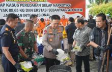 Polda Riau Musnahkan 88 Kilogram Sabu dan Ribuan Butir Ekstasi dari Jaringan Internasional