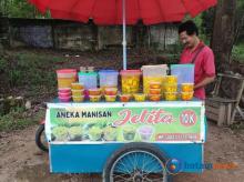 Hadi Raup Omzet Capai Rp500 Ribu Per Hari dengan Berjualan Manisan Buah di Batam