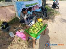 Kisah Ica, Penjual Mangga Tegar di Pinggir Jalan Bengkong Batam
