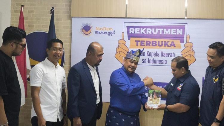 Ratusan Simpatisan Kompoi Dampingi Balon Gubri Edy Natar Kembalikan Formulir ke Tiga Partai 