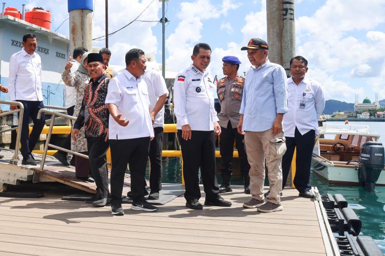 Gubernur Ansar Resmikan Ponton HDPE Pelabuhan Tarempa, Memperlancar  Aksesbilitas Masyarakat Pesisir 