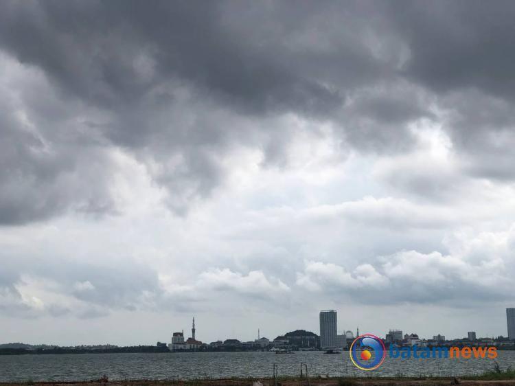 Prakiraan Cuaca Kota Batam: Hujan dan Petir Dominasi Hari Selasa, 7 Mei 2024