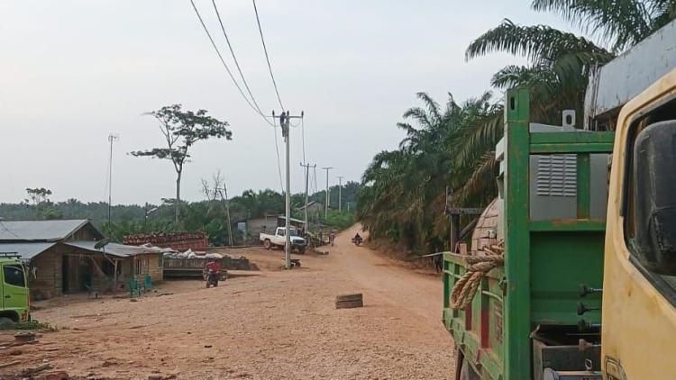 273 KK di Dusun Terpencil Indragiri Hulu Kini Nikmati Listrik 24 Jam