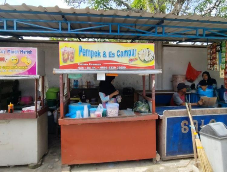 Jajanan Murah dan Enak di Depan SMP 30 Batam, Bisa Coba Empek-empek dan Es Campur Bu Indria