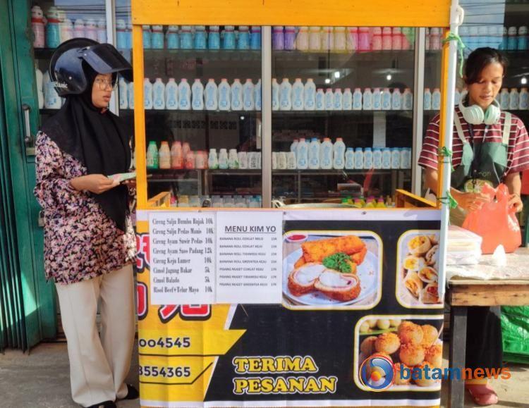 Jual Aneka Ragam Makanan Ringan, Yosi Raup Omzet hingga Setengah Juta Per Hari