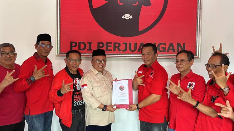 Muhammad Firmansyah Mengembalikan Formulir Pendaftaran Calon Bupati Karimun ke PDI Perjuangan