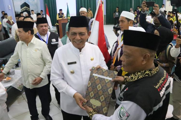 Gubernur Ansar Lepas 487 Jemaah Calon Haji Kloter 1 Embarkasi Batam