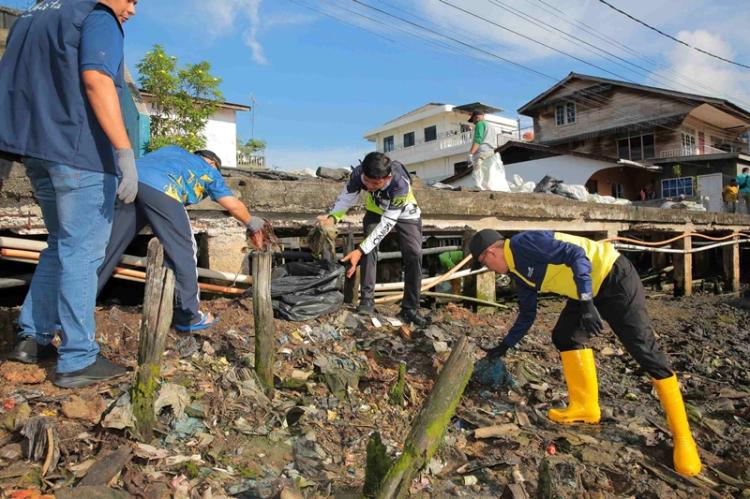 Meski Berstatus Tersangka Penjabat Wali Kota Tanjungpinang Tetap Aktif Bersihkan Lingkungan Bersama Warga