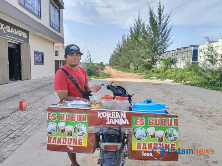 Karisman Jajakan Es Bubur Sumsum dengan Cita Rasa Khas Bandung ke Batam