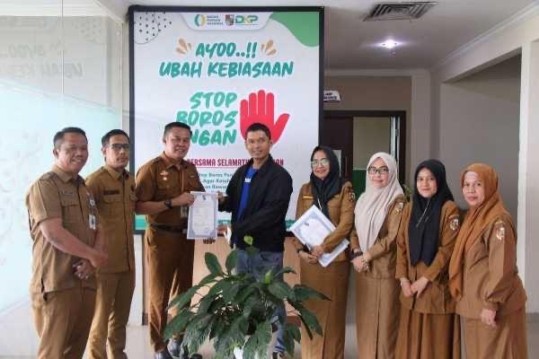 Perkuat Usaha Tumbuhan Produksi Organik, DKP Serahkan Sertifikat PSAT-PDUK kepada Petani Sayuran Organik Pekanbaru