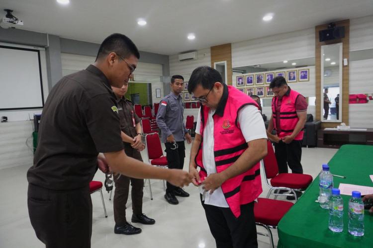 Kejari Tanjungpinang Serahkan Tersangka dan Barang Bukti Kasus Korupsi ke Jaksa Penuntut Umum