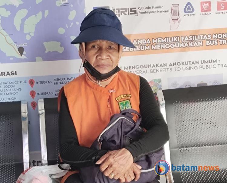 Dedikasi Ibu Mudi, Wanita Usia 50 Tahun Seorang Tukang Sapu Jalanan di Batam