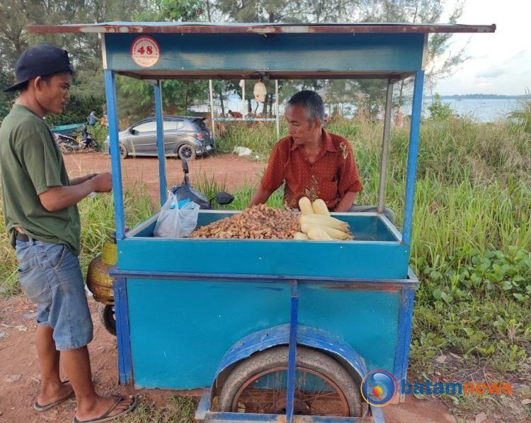 Merantau ke Batam Sejak 2001, Bustari Raup Cuan dengan Jualan Kacang dan Jagung Rebus