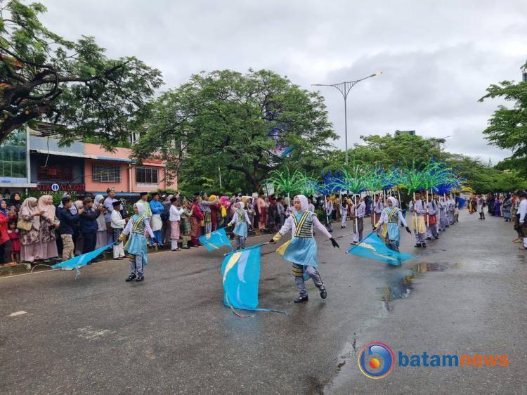 Pawai Ta`aruf MTQH X Kepri di Simpang Nagoya Batam Berlangsung Meriah Meski Hujan