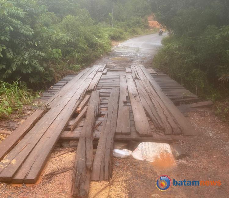 Duh, Kondisi Jembatan Kayu di Desa Musai Lingga Memprihatinkan