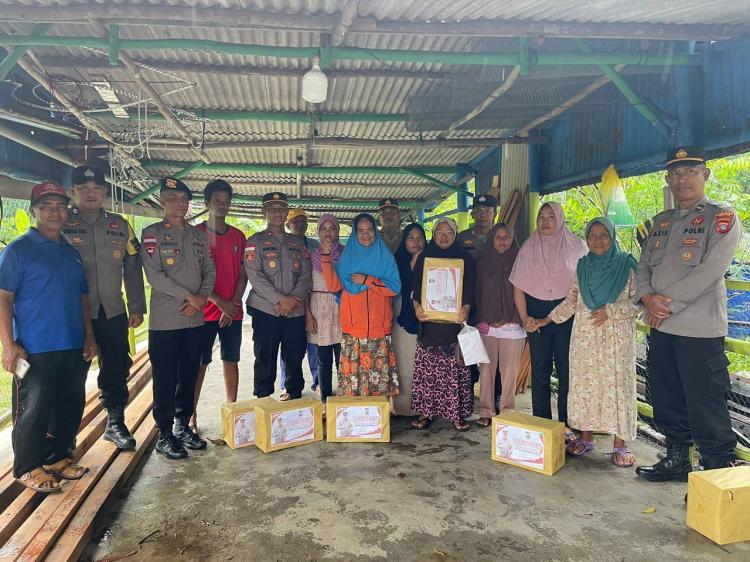 Polres Bintan Bergerak Cepat Bantu Warga Korban Bencana Puting Beliung di Teluk Sasah