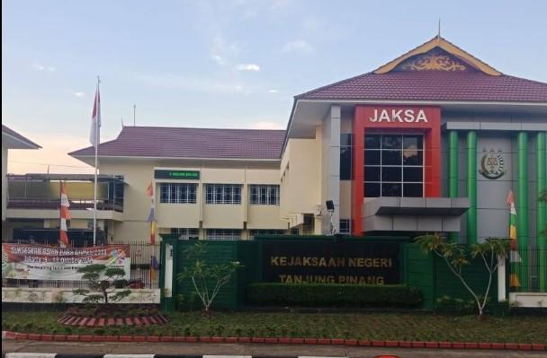 Kejari Tanjungpinang Tahan Tersangka Kasus Korupsi Goey Taufik Riyan