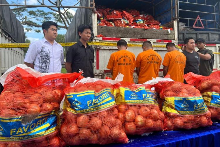 Penangkapan 3 Truk Bawang Bombay Ilegal dari Malaysia di Tol Pekanbaru-Dumai
