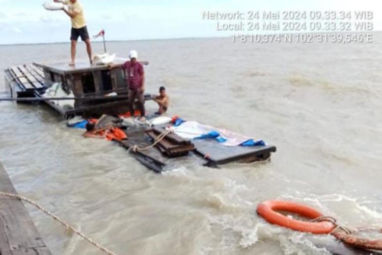 Kapal Bermuatan Beras Tenggelam di Perairan Meranti 