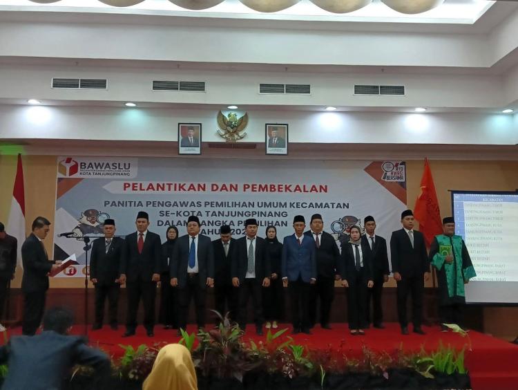 Bawaslu Kota Tanjungpinang Lantik 12 Panwascam, Ini Daftar Namanya