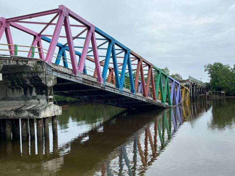 Pemprov Riau Bongkar Jembatan Panglima Sampul di Meranti yang Ambruk Baru akan Dibangun pada 2025