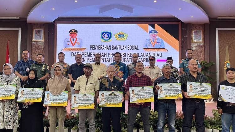 Gubernur Kepri dan Bupati Karimun Serahkan Bantuan Langsung kepada 200 Korban Bencana
